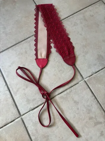 Ceinture en cuir et dentelle