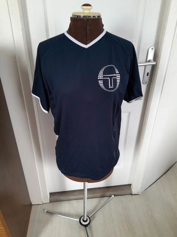 Tee shirt col V Sergio tacchini très beau logo
