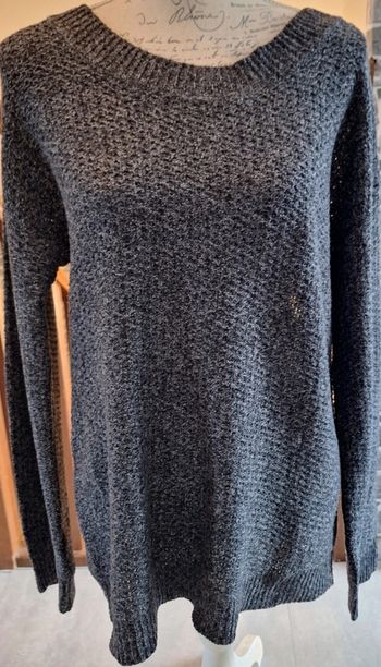 Long pull gris avec le dos nu en V