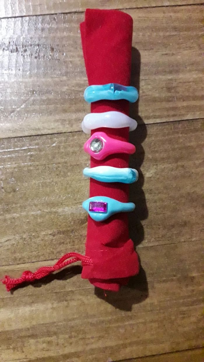 Lot de 5 bagues en plastique