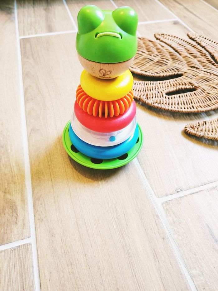 🐸Pyramide/tour Grenouille avec anneaux multicolores à empiler en bois et plastique marque Hape - photo numéro 2