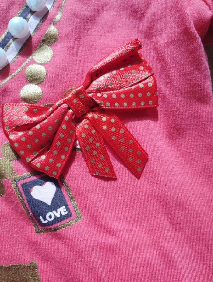 T-shirt girly neuf effet collier effet 3D avec perles , noeud 🎀, pendentif doré danseuse 2 ans - photo numéro 2