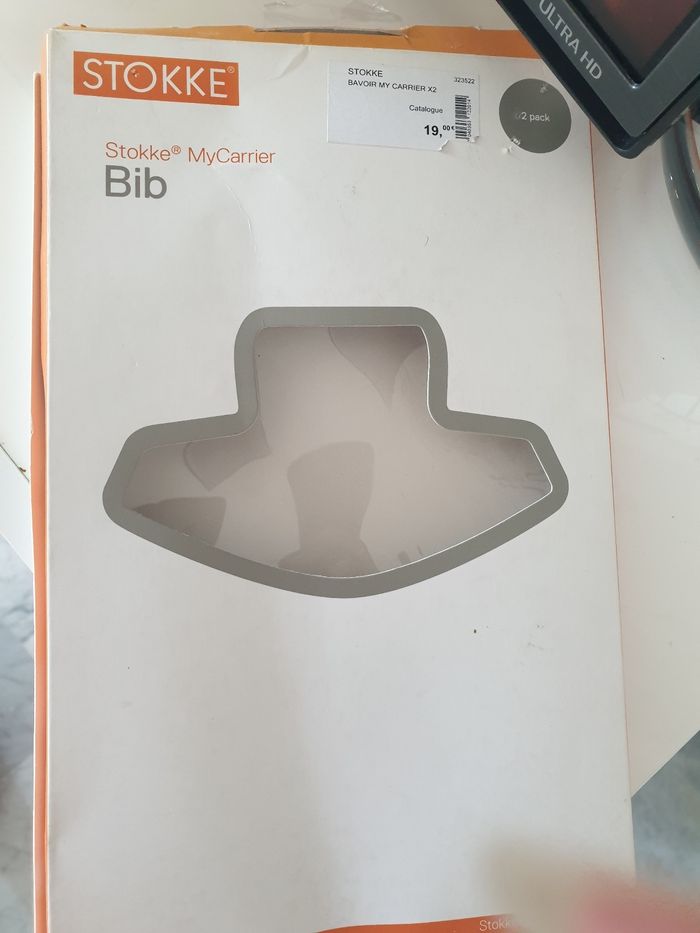 2 bavoirs porte bébé beiges Stokke neufs - photo numéro 3