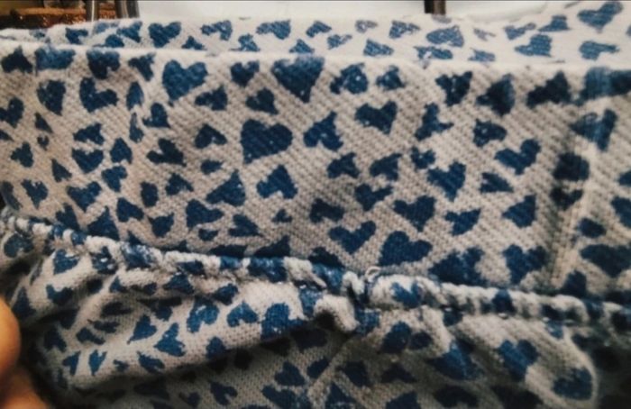 Très beau pantalon slim "Tape à l'œil" motifs cœurs neuf - photo numéro 2