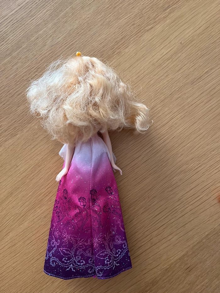 Poupée type barbie Princesse Aurore Disney - photo numéro 3