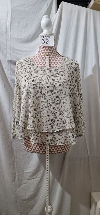 Blouse, manche 3/4,crème, à motif étoiles noir, en très très bon état, en polyester, longueur 54cm