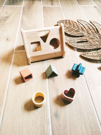 🌈 Jouet d'éveil - Triangle /Boîte à formes en bois et silicone - marque Mercredi et patati - 