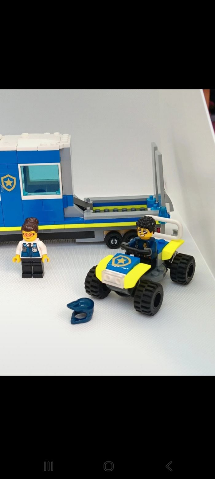 Figurine LEGO City 60315 Le camion de commandement mobile de la police
2 Notice fournie - photo numéro 5