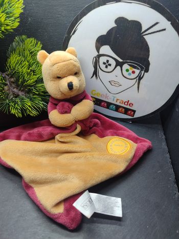 Doudou winnie l'ourson beige rouge bordeaux Celebrating adventure disney nicotoy