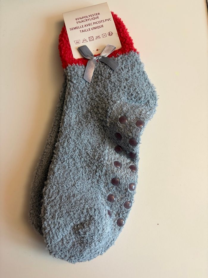 Paire de chaussettes antidérapantes matière douce - photo numéro 2