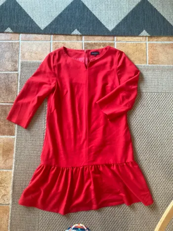 Robe rouge courte
