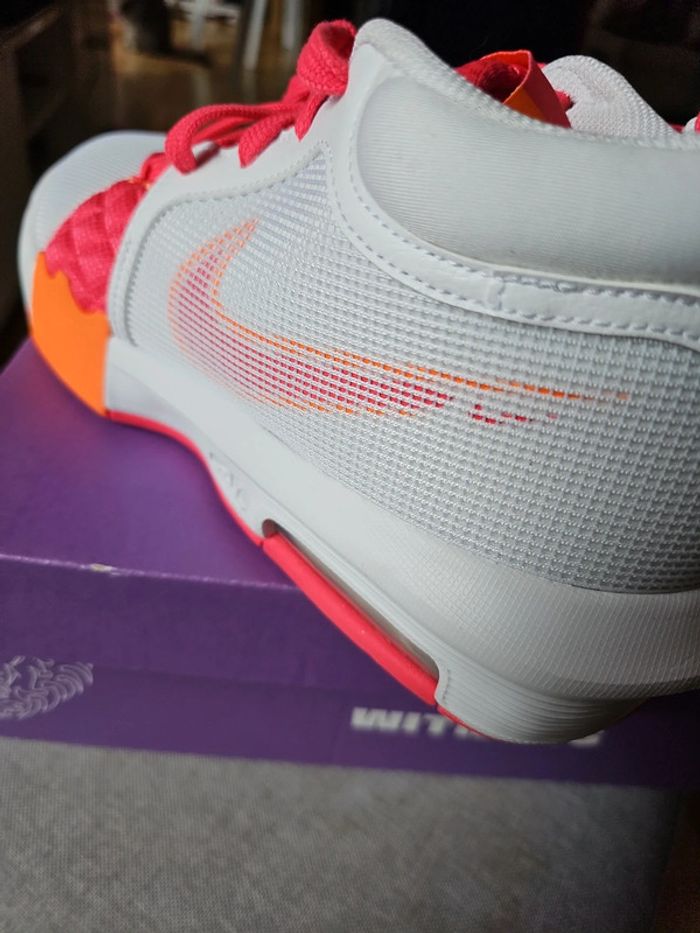 🔥Lebron Witness VIII Dunkin Donuts T.44.5🏀🔥 - photo numéro 2