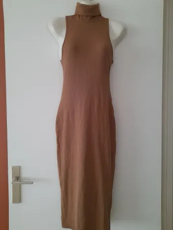 Robe moulante sans manches et col montant Zara