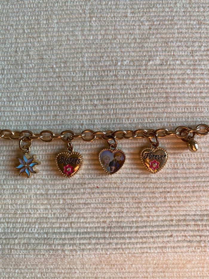 Bracelet en métal doré avec charms La Reine des Neiges Disney - photo numéro 5