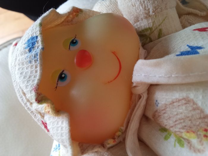 Peluche minouche ours ourson avec sa luciole Vintage crème tissu imprimé blanc paniers yeux noirs durs vintage ancien environ 30 ans  d'occasion à laver - photo numéro 10
