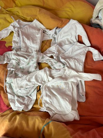 Lot de 5 body /bodies manches longue taille 50cm