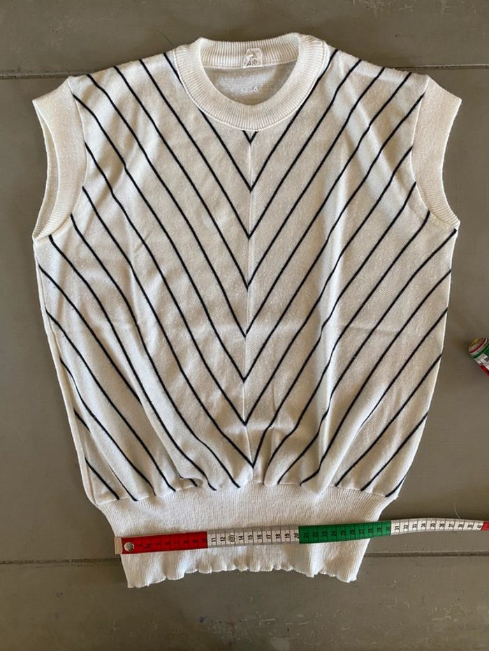 Tee shirt débardeur vintage en maille blanc avec rayures asymétriques noires taille S - photo numéro 10