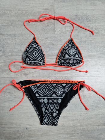 Maillot de bain bikini 2 pièces neuf XS Jennyfer graphique noir, blanc et orange/corail