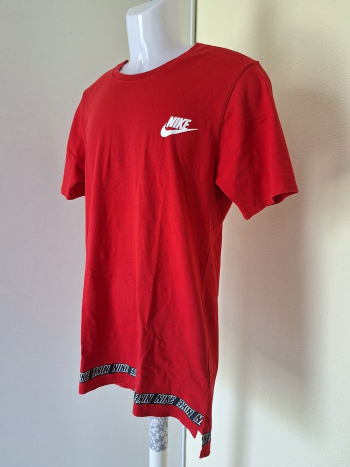 T-shirt taille S  marque Nike couleur rouge - photo numéro 2