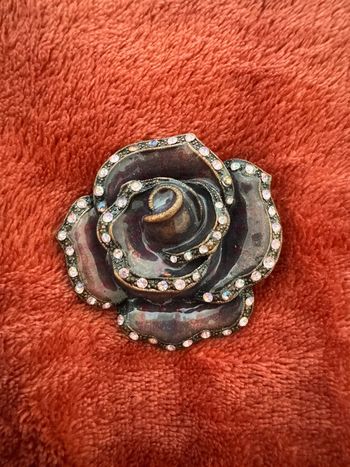 Broche vintage rose ornée de strass