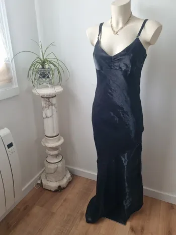 Robe longue en satin noir vintage