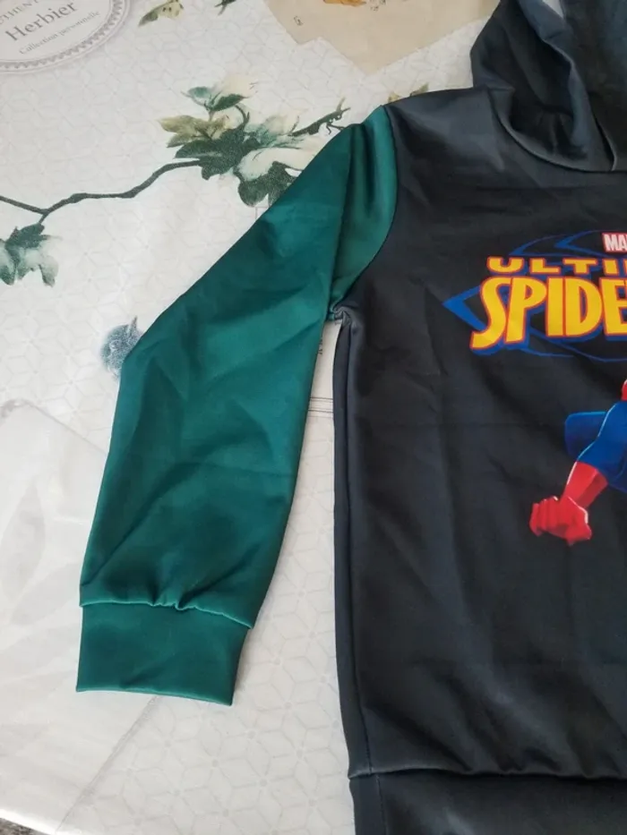 Sweet à capuche Spiderman 7 ans - photo numéro 2
