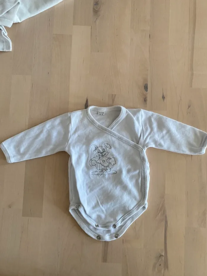 Lot 3 bodys + salopette - taille 1 mois - photo numéro 4