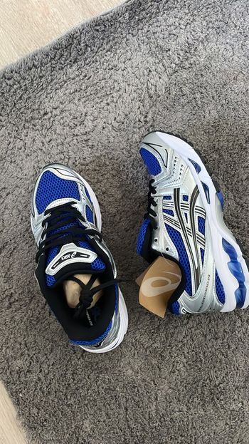 Paire de asics Kayano 14