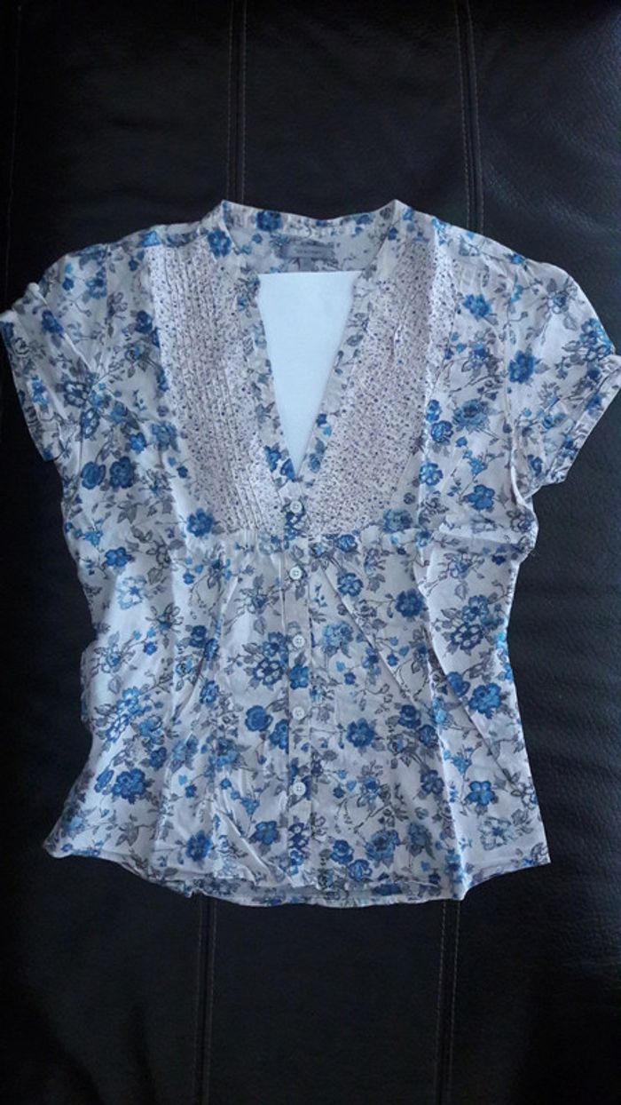 Haut type chemisier avec beau décolleté en V , taille 40.