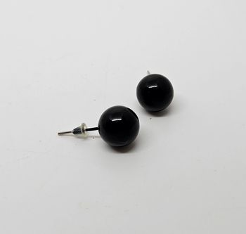 Paire de boucles d'oreilles. Neuve. Grosse boule noire