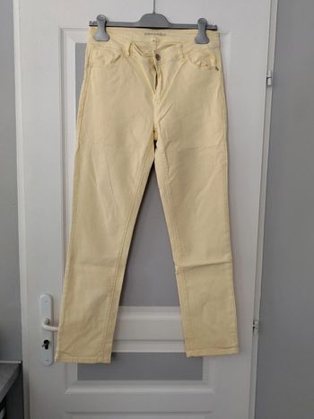 Jean 38 jaune comme neuf