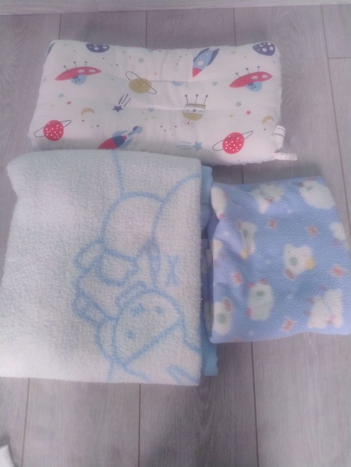 Vends 2 couverture bébé et 1 coussin
