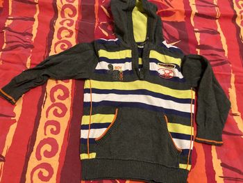 Pull fin à capuche et poche kangourou orchestra 4 ans