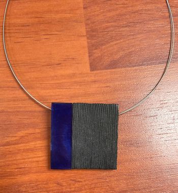 Collier pendentif carré noir et violet
