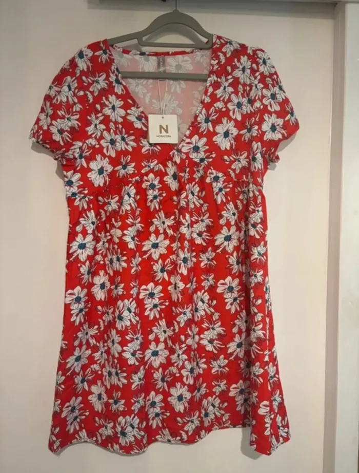 Robe rouge fleurie – Noracora – Taille S – Neuve avec étiquette