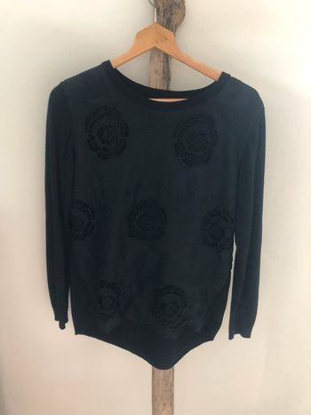 Pull léger noir avec fleurs