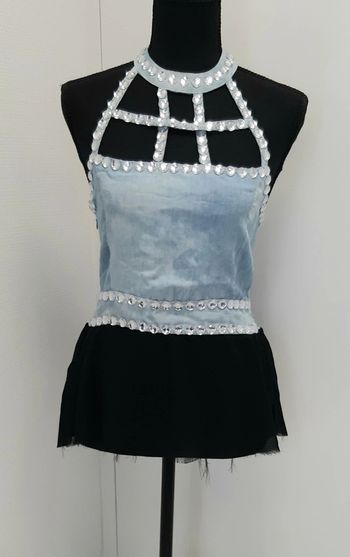 Très joli top dos et épaules dénudés couleur jean avec gros strass Shun bo