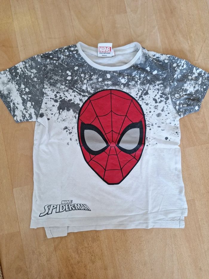 T-shirt taille 7 ans