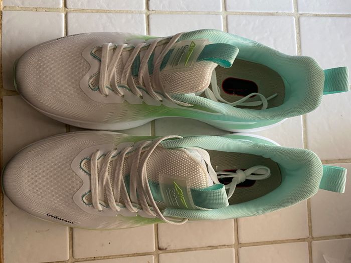 2 paires de chaussures de sport neuves - photo numéro 3
