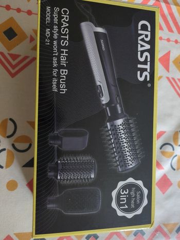 NEUF - sèche cheveux et 3 accessoires