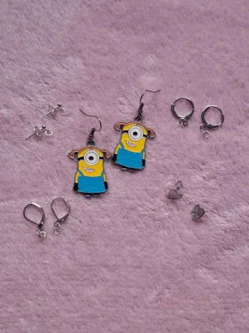 Boucles d’oreilles Minions + choix d’attaches au choix 🥰