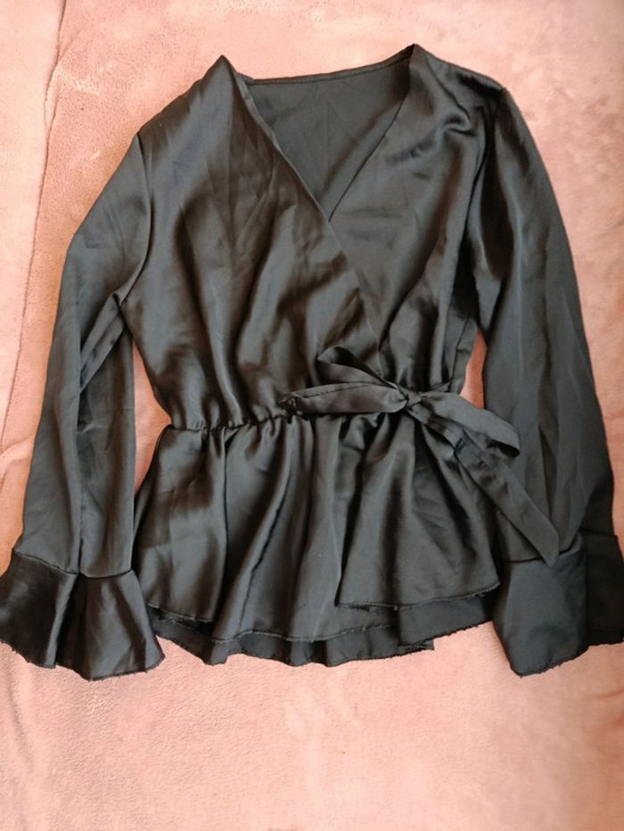 Haut noir satiné taille 38