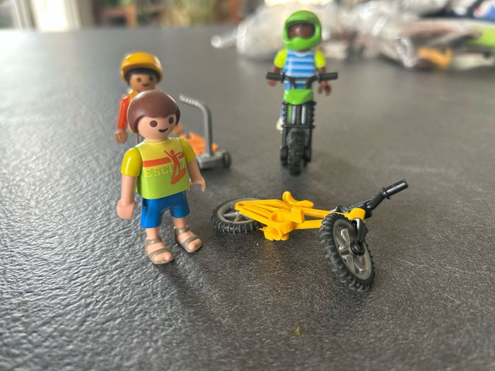 Lot de playmobil enfants en vélo moto et trottinette - photo numéro 2