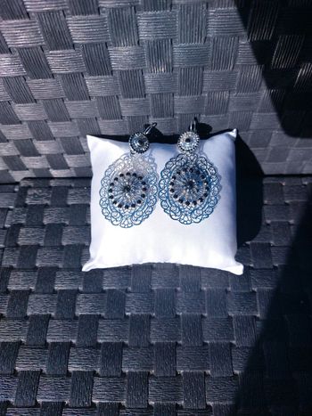 Boucles d'oreilles argentées et noires