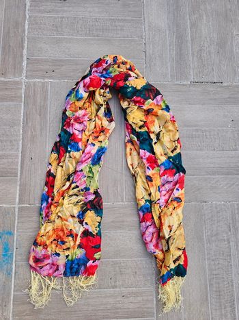 Foulard coloré à fleurs