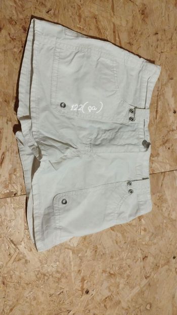 Short fille taille 122.   7 ans