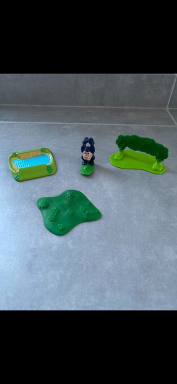 Singe avec sa verdure