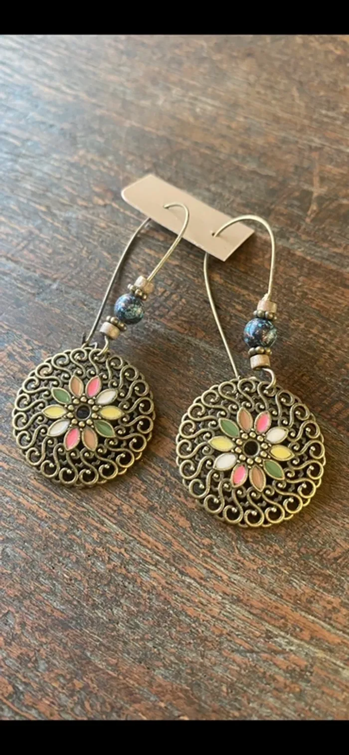 Magnifique paire de boucles d’oreilles avec fleurs et perles