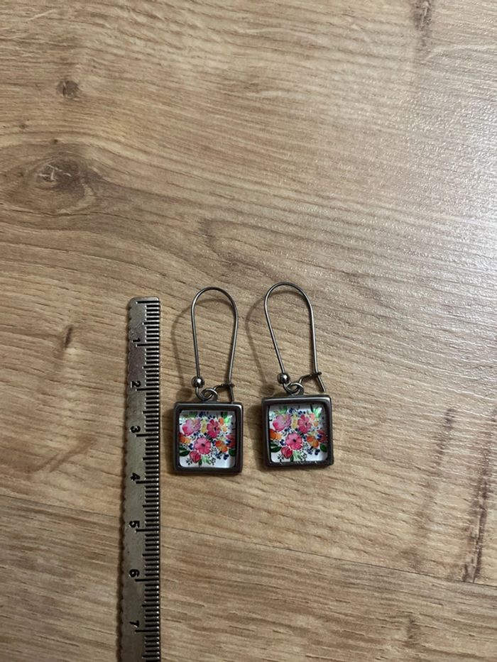 Boucles d’oreilles pendantes carrées fleurs neuves - photo numéro 3