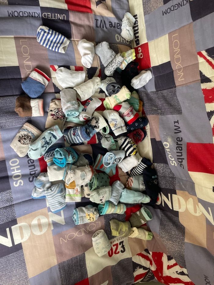 Lot d environ 30 paires de chaussettes bébé / enfant